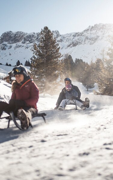 Eltern mit Kind beim rodeln | © IDM Südtirol-Alto Adige/Manuel Kottersteger
