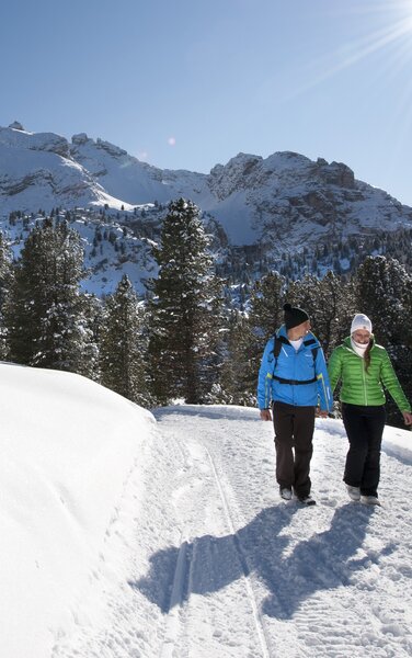 Paar beim Spaziergang durch den Schnee | © Helmuth Rier
