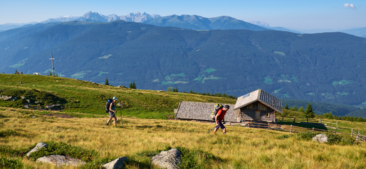 Escursionisti sopra una vecchia capanna di legno | © Andreas Gruber