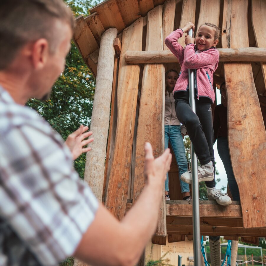 Familie auf Spielplatz | © Herbmedia vGmbh