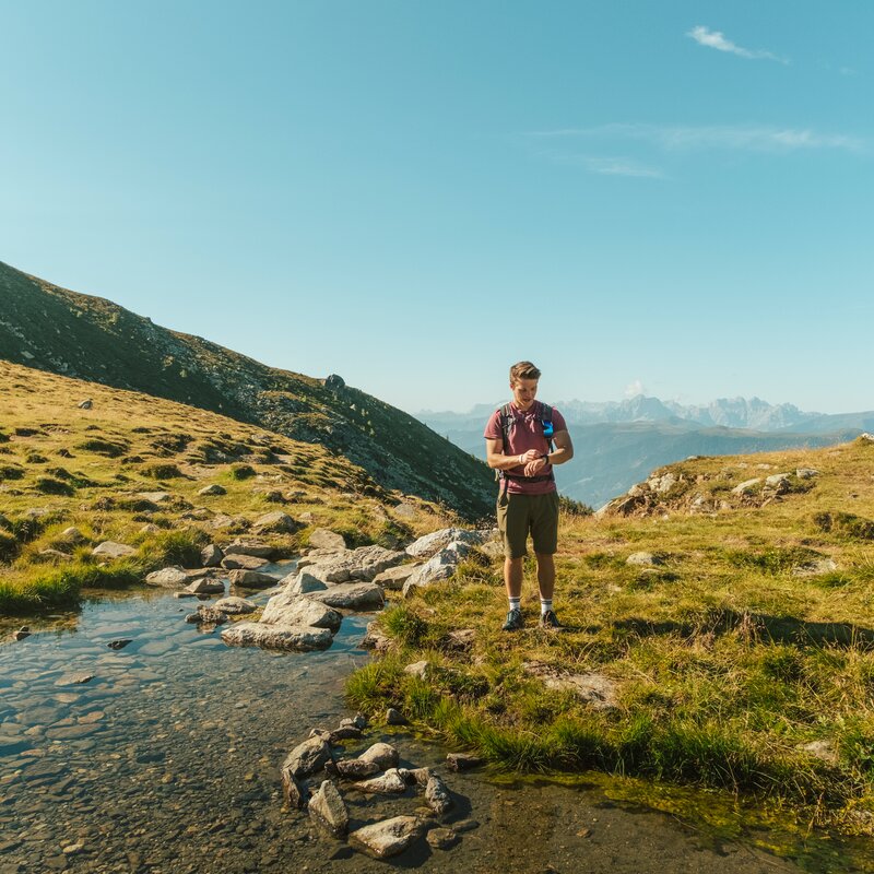 Hiker in the middle of nature | © HERBmedia vGmbH