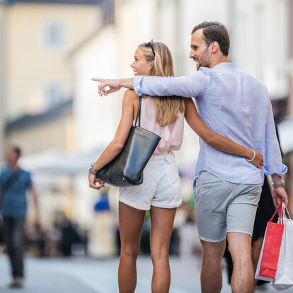 Ein Pärchen beim Shoppen | © Harald Wisthaler