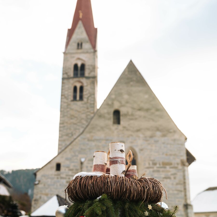 Chiesa con corona d'Avvento | © HERB- mediavGmbH