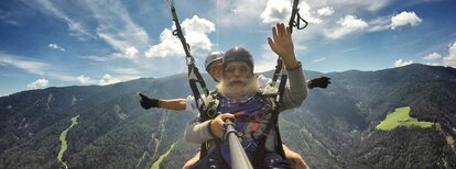 Zwei Personen bei einem Tandemflug in großer Höhe | © Kronfly
