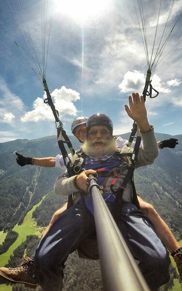 Two people on a tandem flight at high altitude | © Kronfly