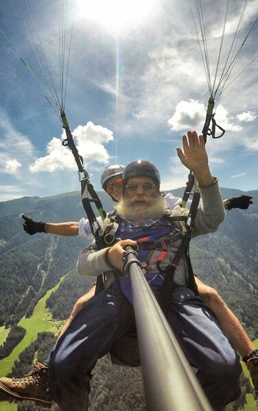 Zwei Personen bei einem Tandemflug in großer Höhe