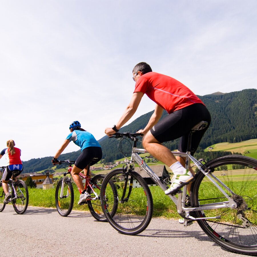 4 Ciclisti sulla pista ciclabile della Val Pusteria