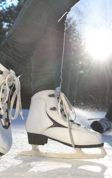Damen Schlittschuhe beim Eislaufen