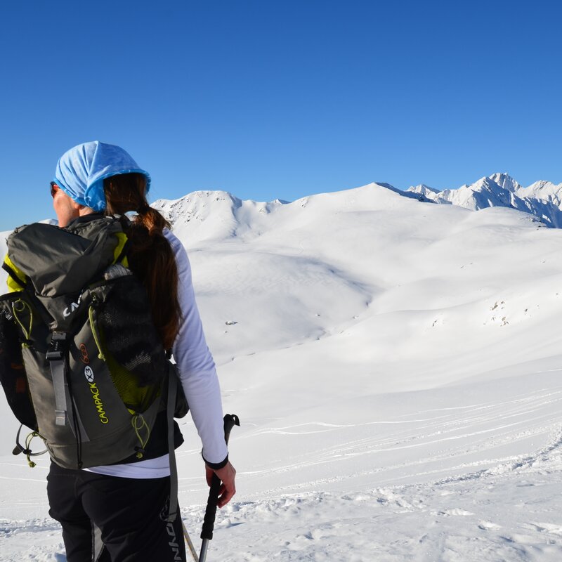 Donna in mezzo a un paesaggio innevato 