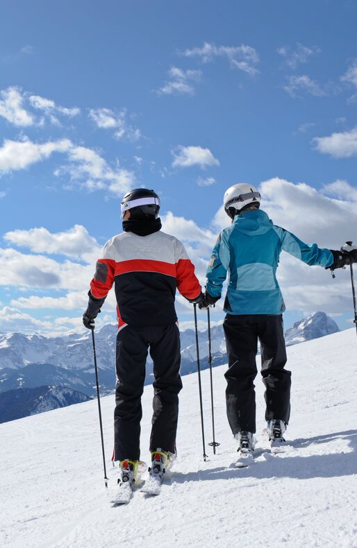 Zwei Skifahrer mit Skiern