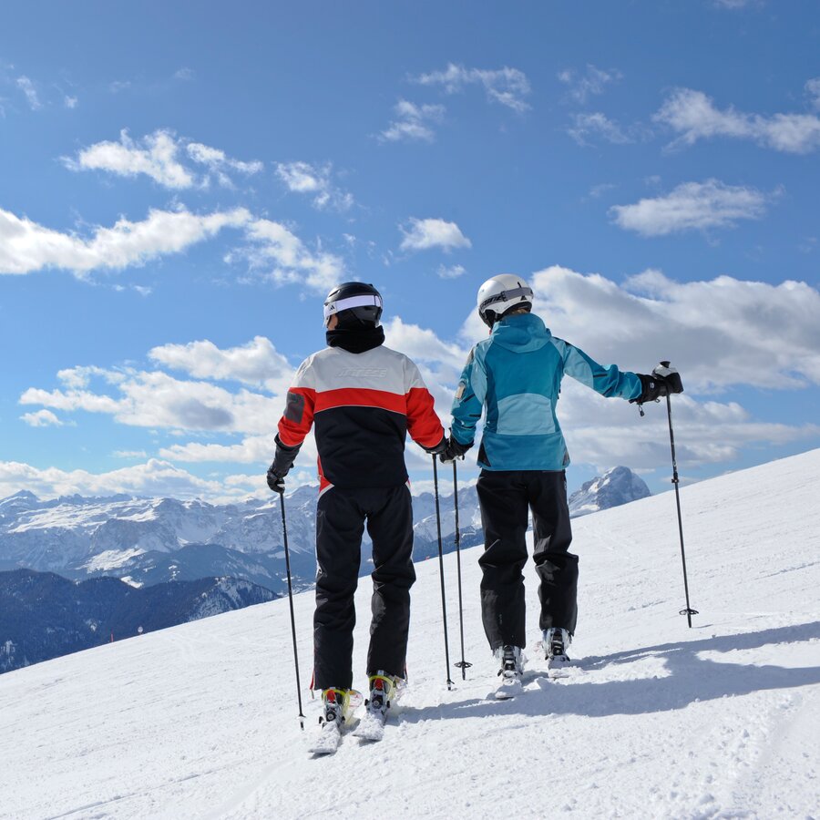 Zwei Skifahrer mit Skiern