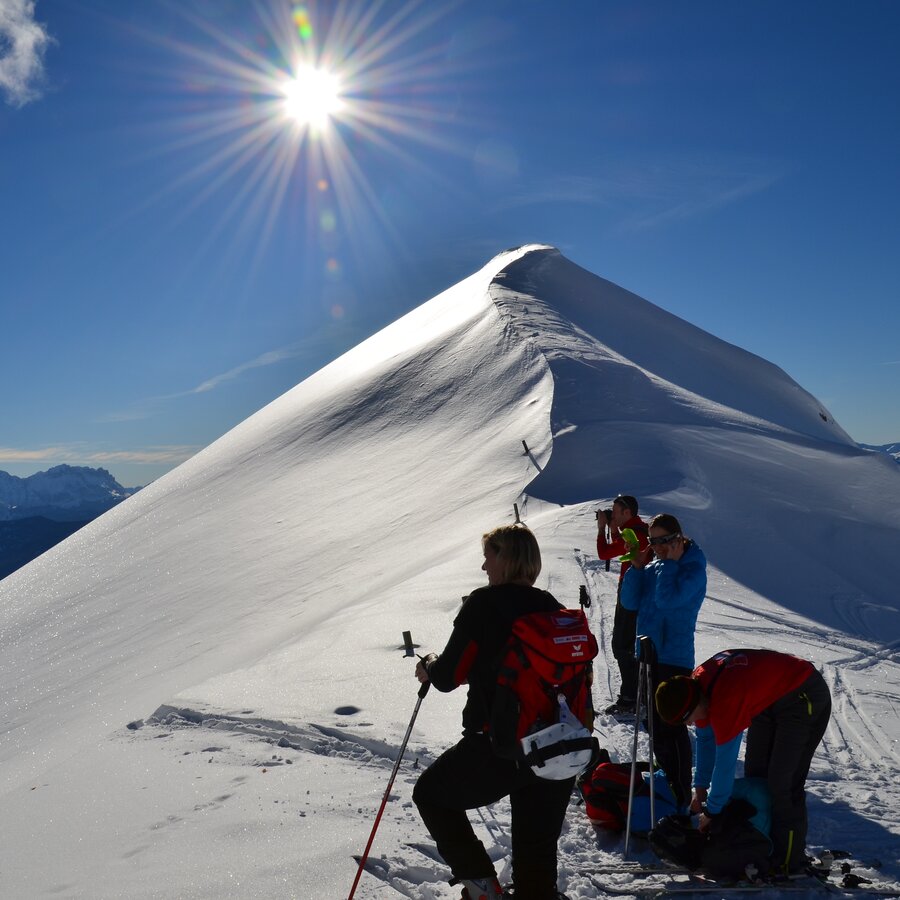 Ski tourers on snow hill | © TV Kiens