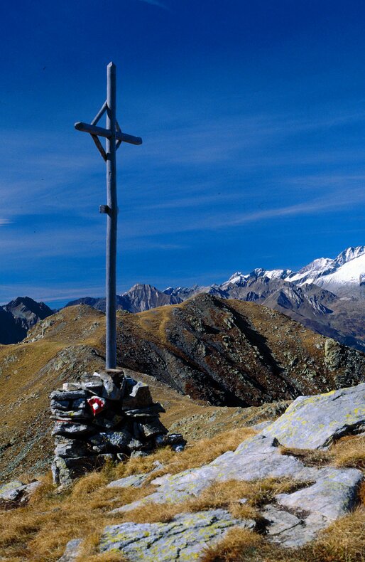 Gipfelkreuz auf der Putzenhöhe im Frühling
