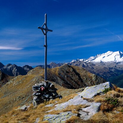 Croce di vetta sulla cima di pozzo in primavera