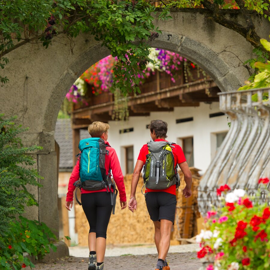 Due escursionisti a spasso per il villaggio