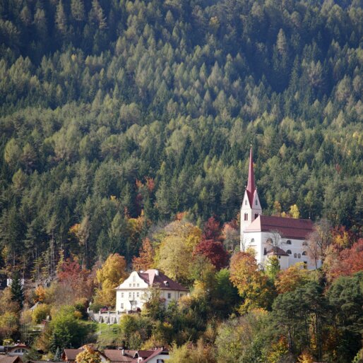 Kirchhügel von Ehrenburg im Herbst