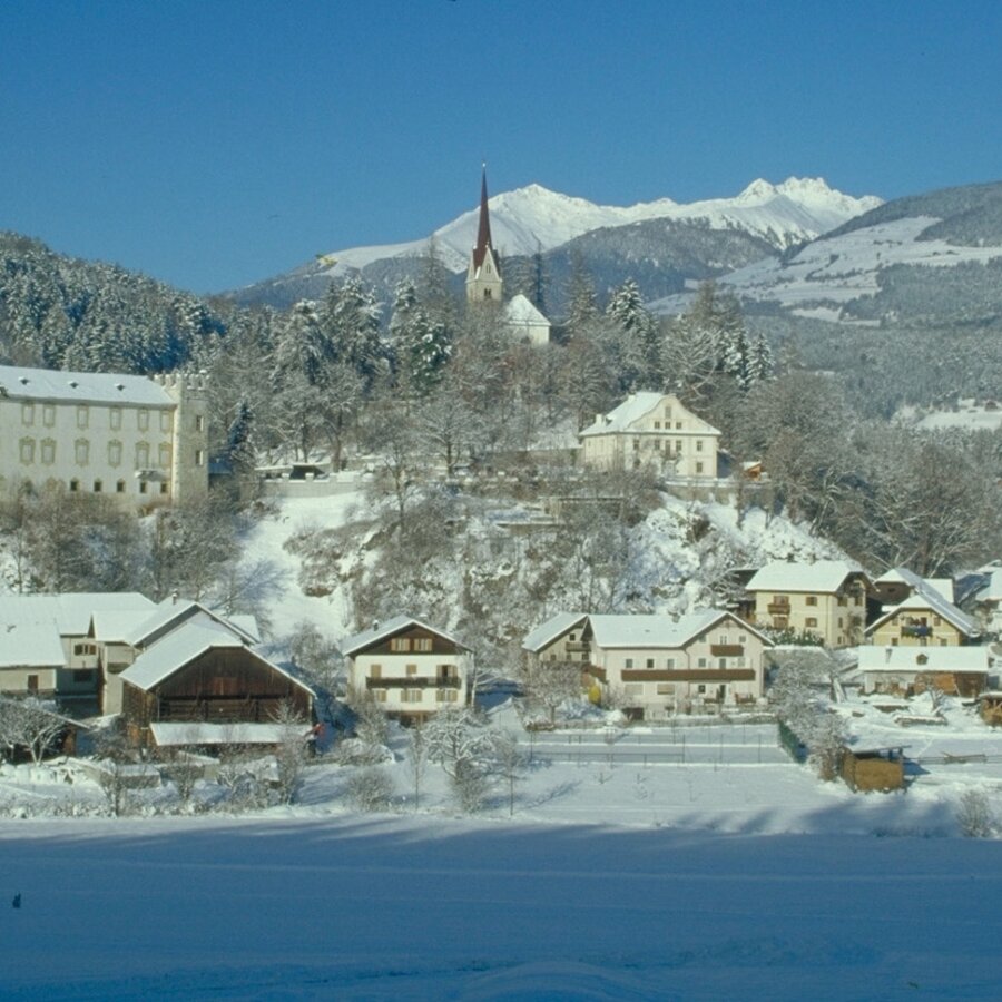 Casteldarne innevata con castello e chiesa | © Michael Hinteregger