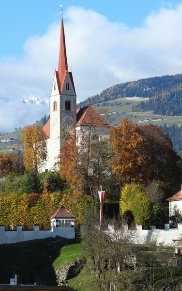 La chiesa parrocchiale di Casteldarne in autunno | © Michael Hinteregger