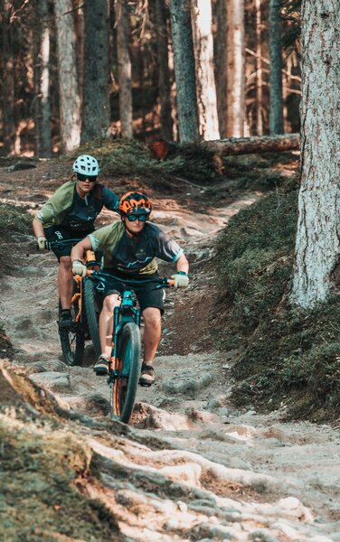 MTB on descent on forest path | © Skirama Kronplatz