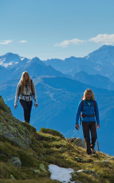 Two people hiking on the Putzenhöhe/Cima di Pozzo