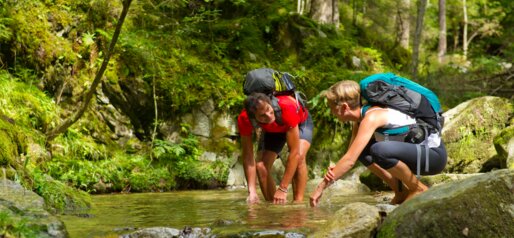 Zwei Personen stehen im Fluss | © TV Kiens Fotograf_Franz Gerdl