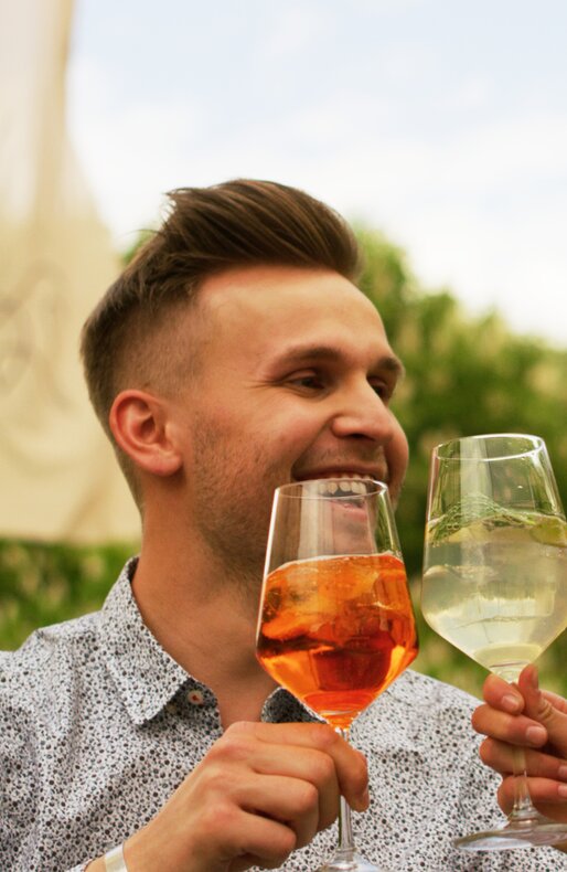 Two people drinking an aperitif | © Rawmedia