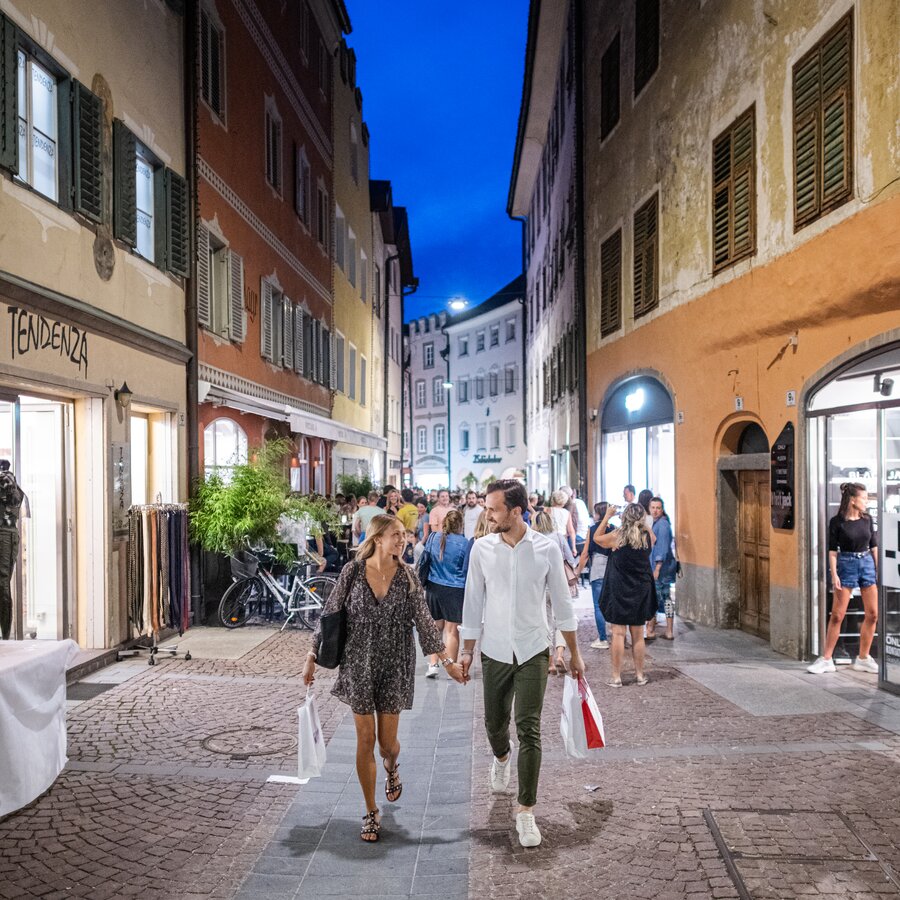 Coppia che fa shopping a Brunico di sera | © Harald Wisthaler