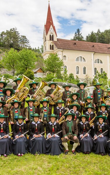 Group photo of the music band in front of the church in Kiens/Chienes | © Oskar Zingerle