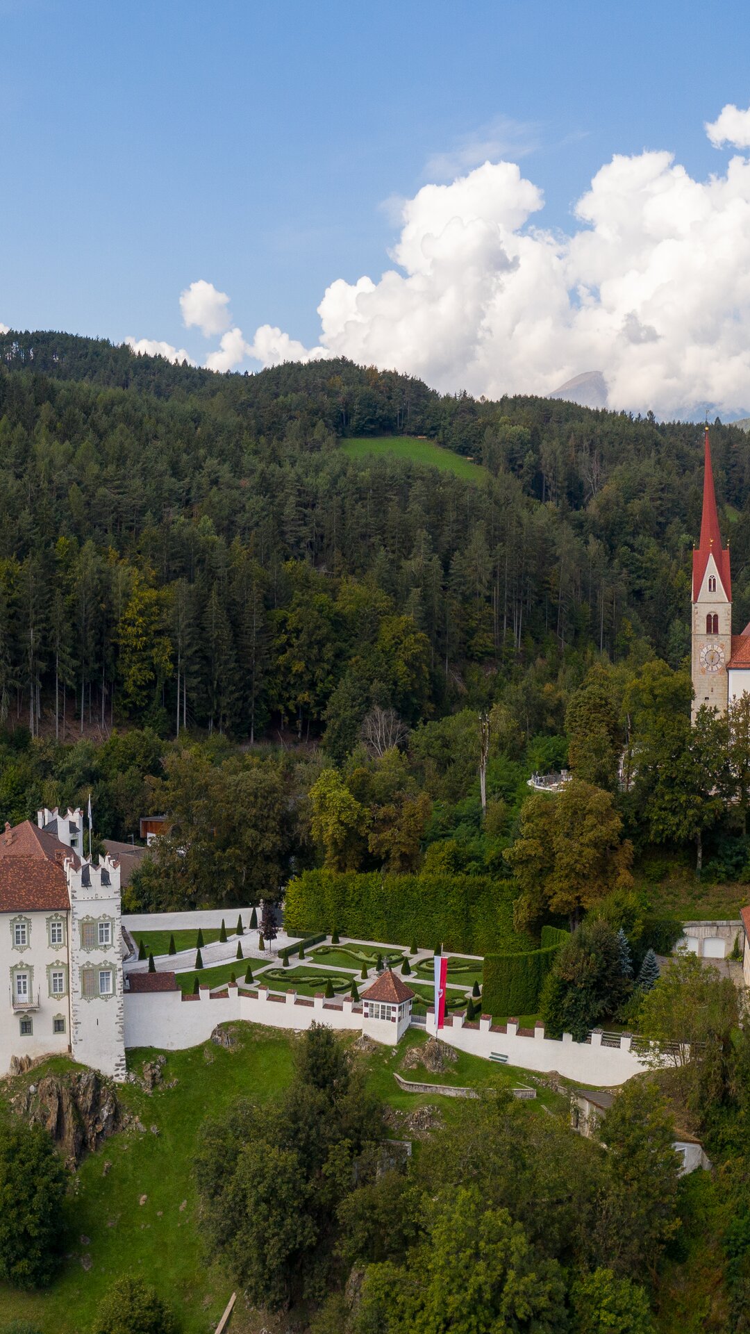 Kirche und Schloss in Ehrenburg Frühling | © TV Kiens