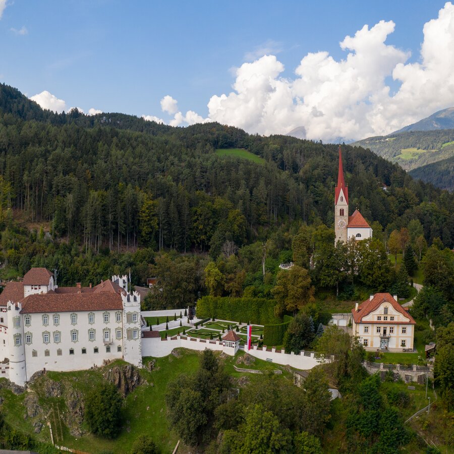 Kirche und Schloss in Ehrenburg Frühling | © TV Kiens
