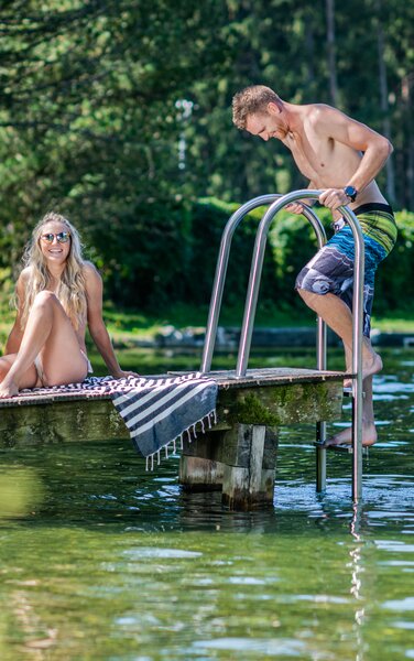 Two people at Lake of Issing | © Harald_Wisthaler