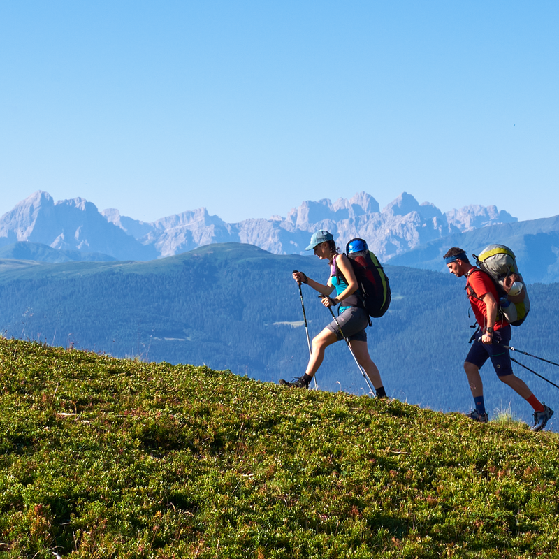 Wide meadows with two hikers | © Andreas Gruber