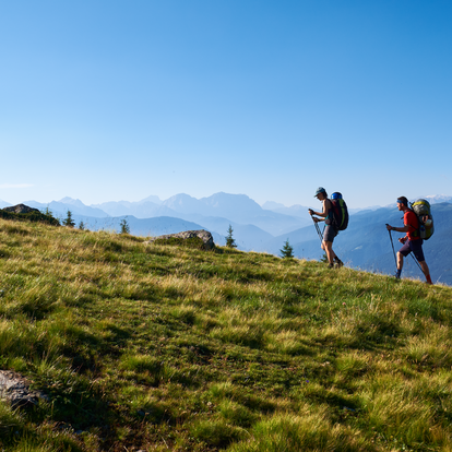 Wanderer auf grüner Wiese im Frühling | © Andreas Gruber