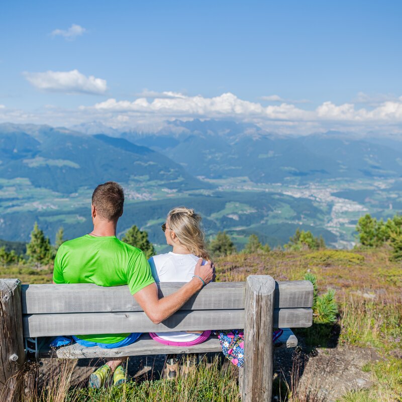 Couple sitting on bench with beautiful panorama | © Harald Wisthaler