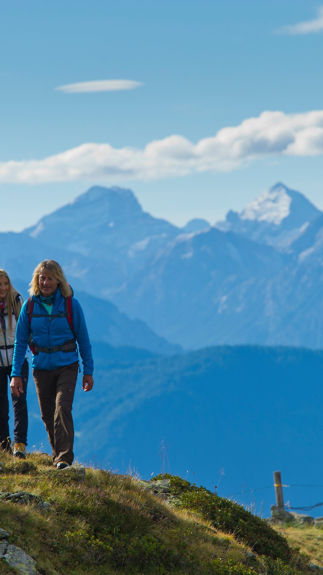 3 Escursionisti lungo un sentiero in primavera | © TV Kiens_Franz Gerdl