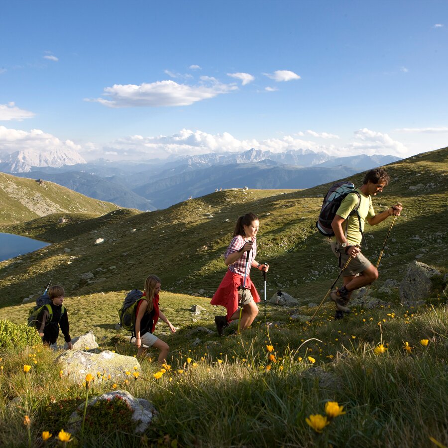 Gruppo di escursionisti sulla strada verso la vetta | © TV Kiens_Georg Tappeiner