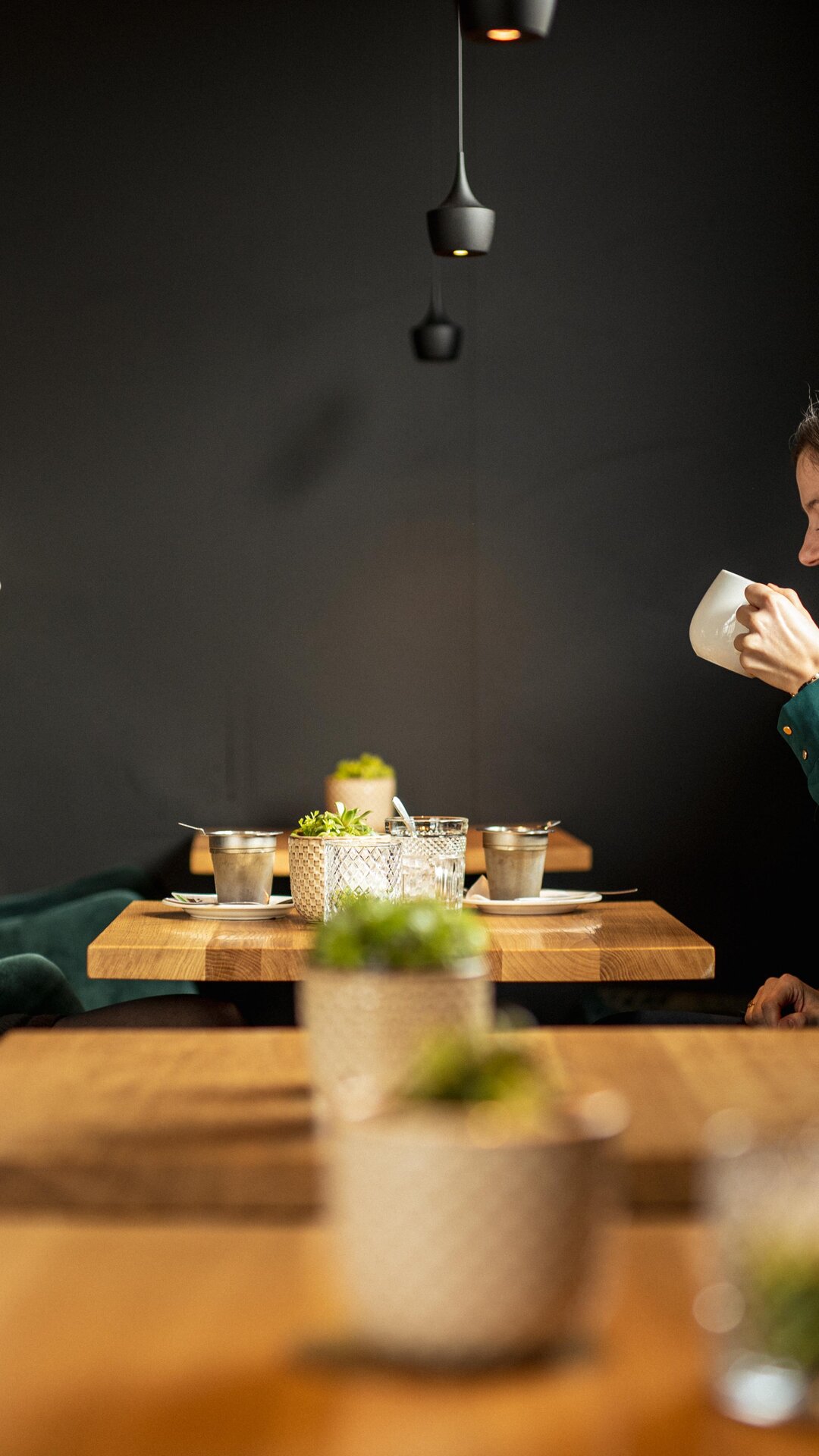 Due donne ridenti che bevono il tè