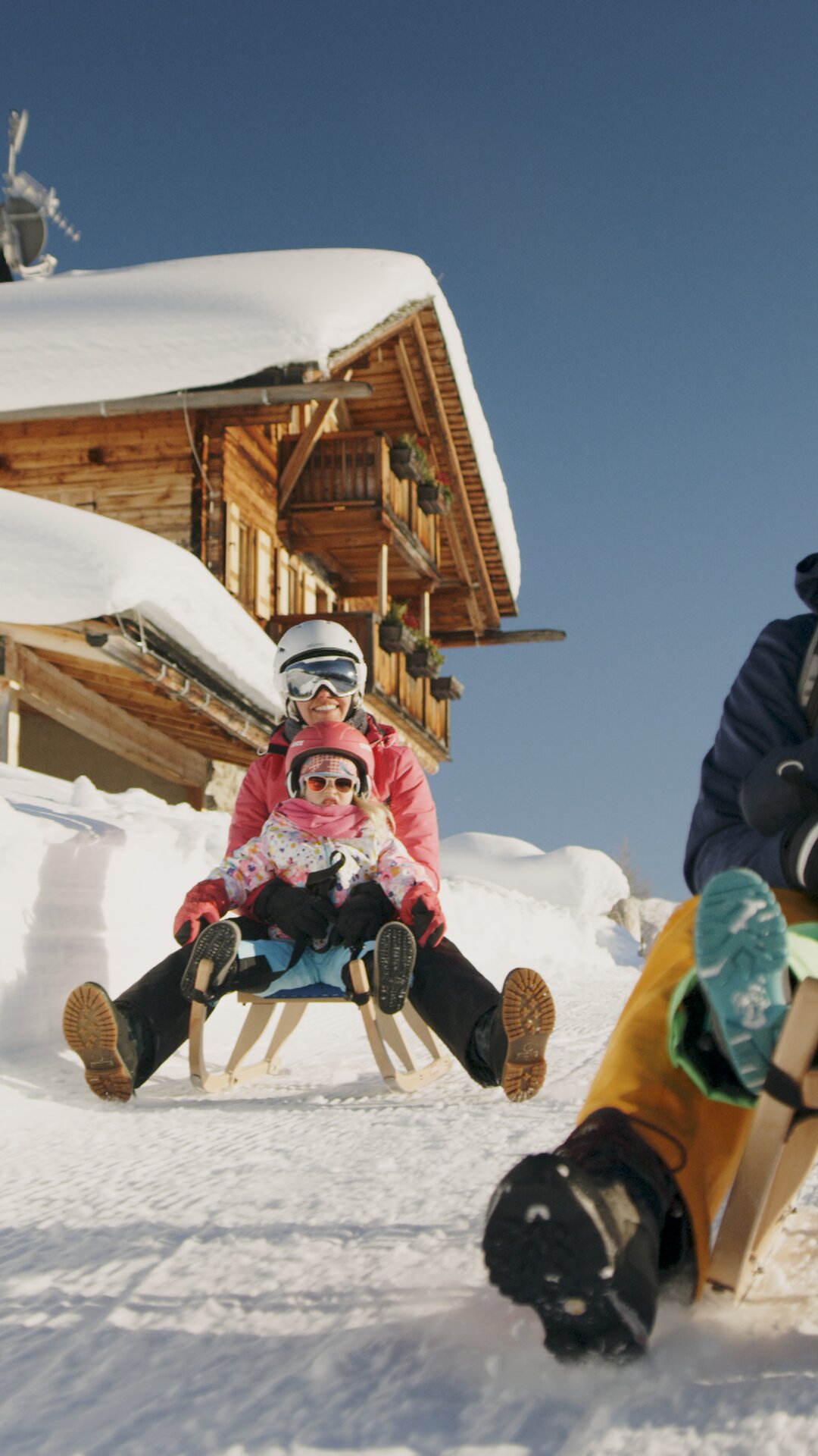 Family sledding in winter | © Kronplatz