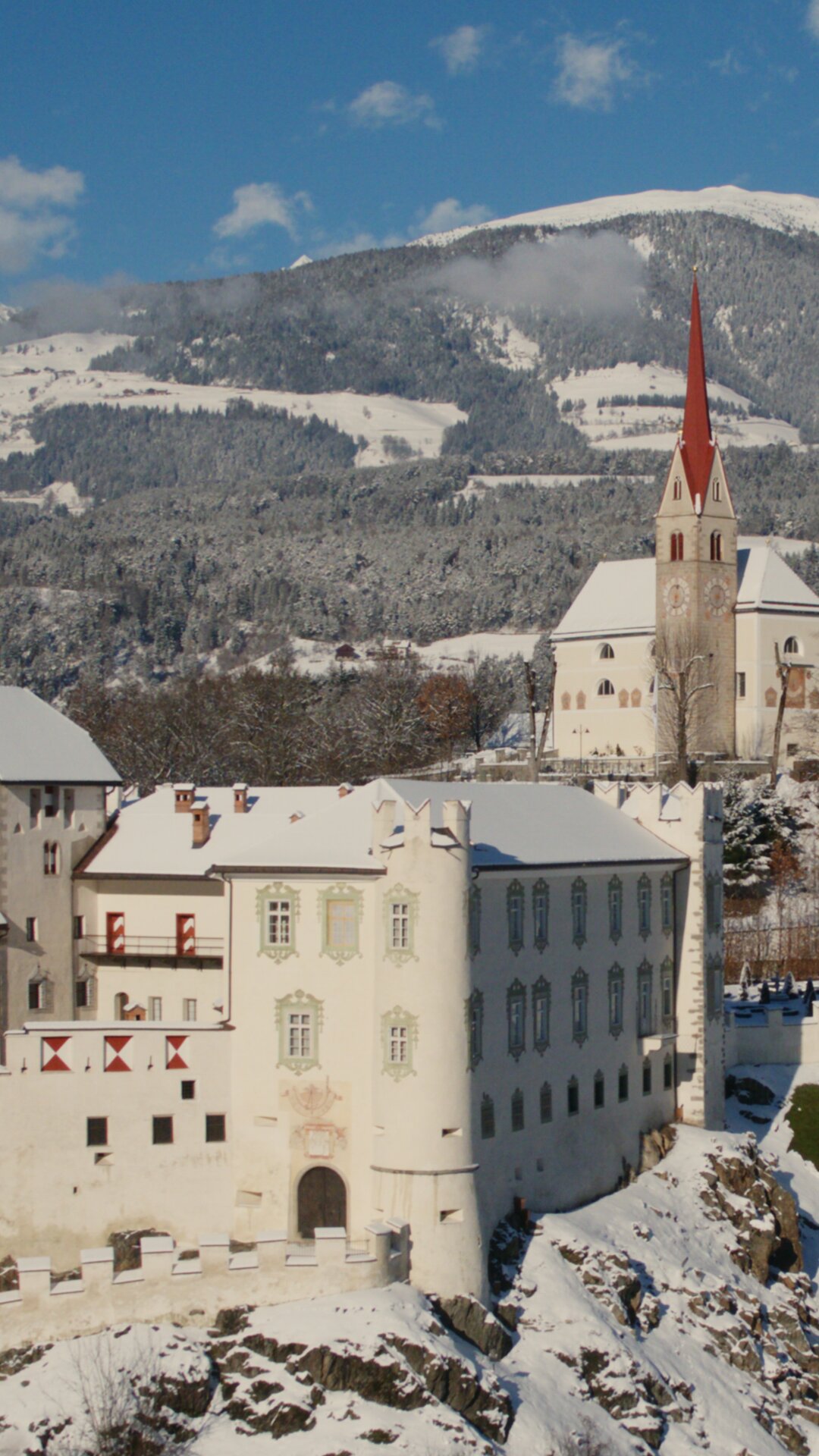 Kirchhügel mit Schloss in Ehrenburg Winter