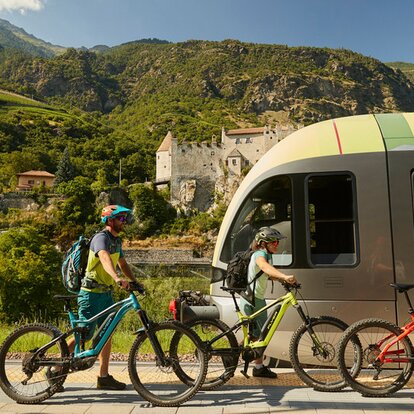 Ciclisti davanti alla ferrovia della Val Pusteria Estate | © IDM Südtirol/Matt Cherubino