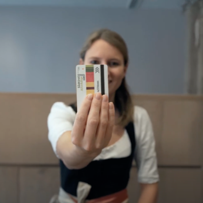 Young woman holding a Holiday Pass | © Tourismusverein Kiens