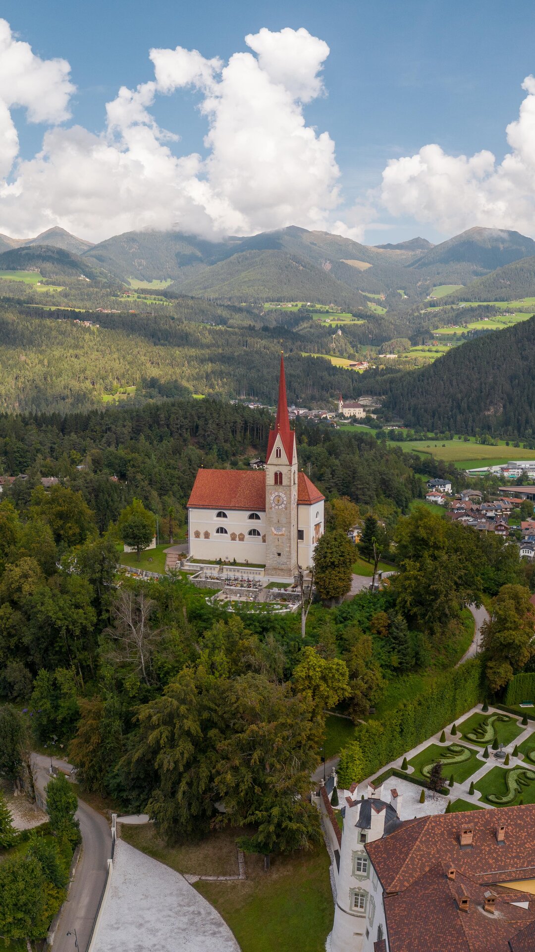Drone shot of the church in Ehrenburg | © Rechte TV Kiens