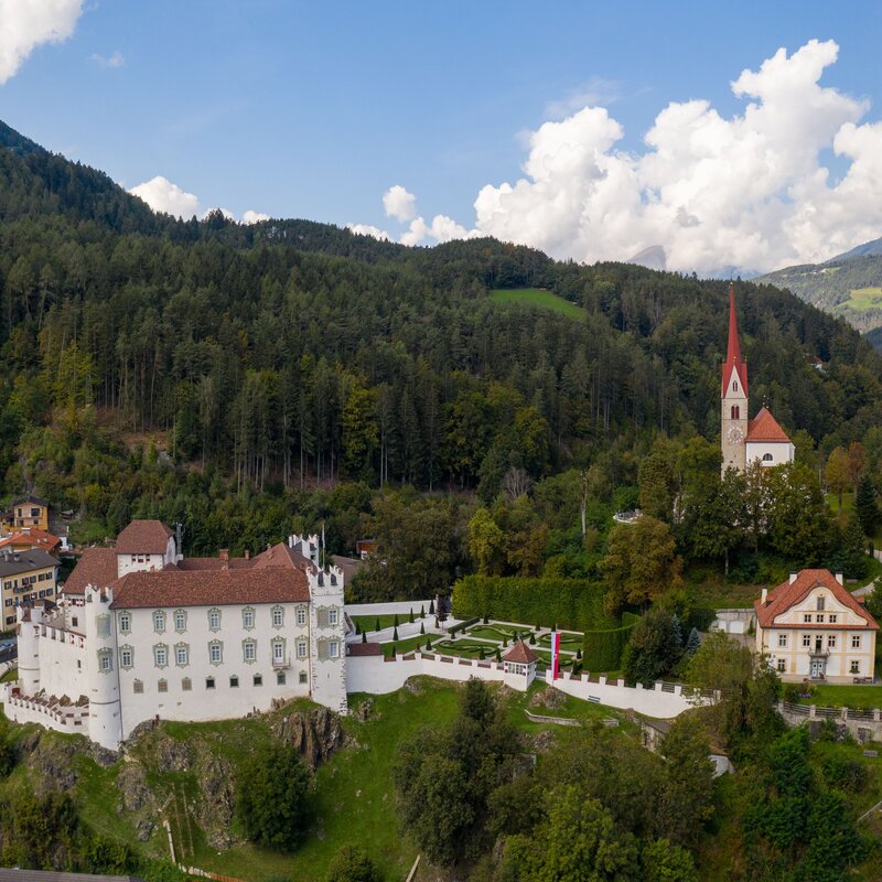 Kirche und Schloss am Hügel in Ehrenburg | © TV Kiens