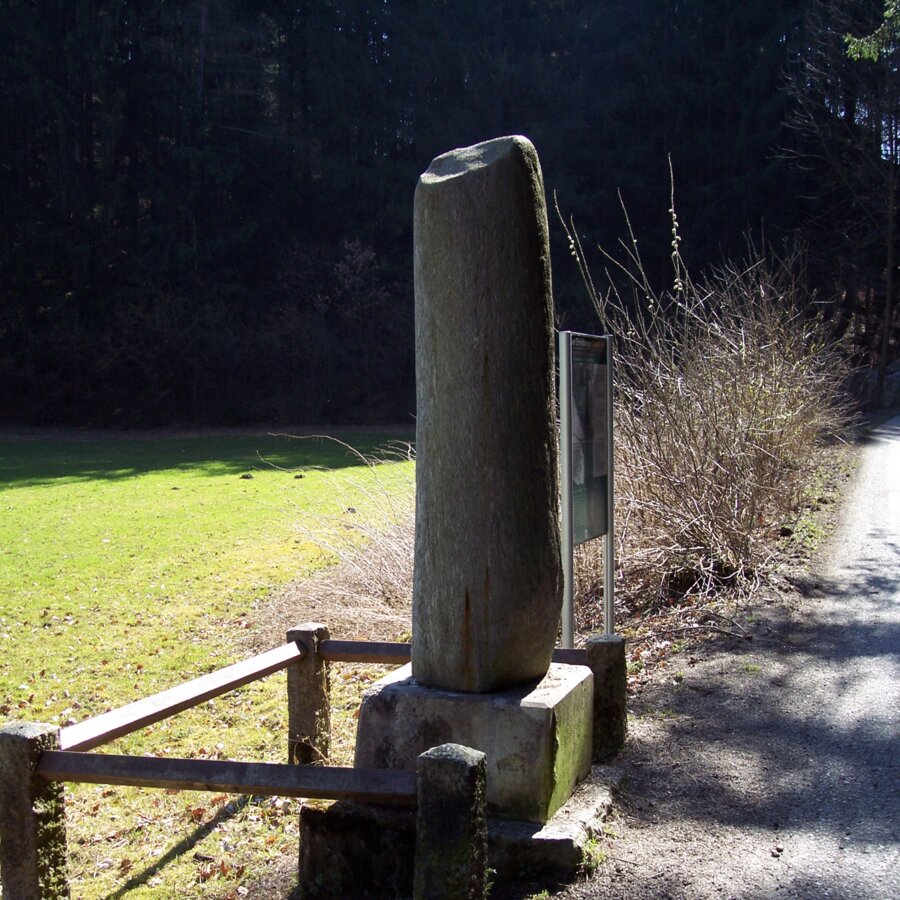 Römerstein am Römerweg in Ehrenburg Sommer