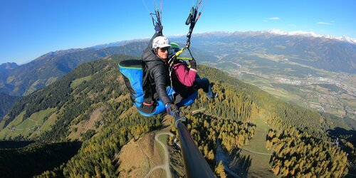 Ein Paragleiter im Sommer oberhalb von Bruneck. | © Kronfly Tandem