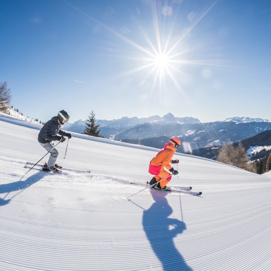 Zwei Skifhrer rasen die Piste hinunter | © Harald Wisthaler